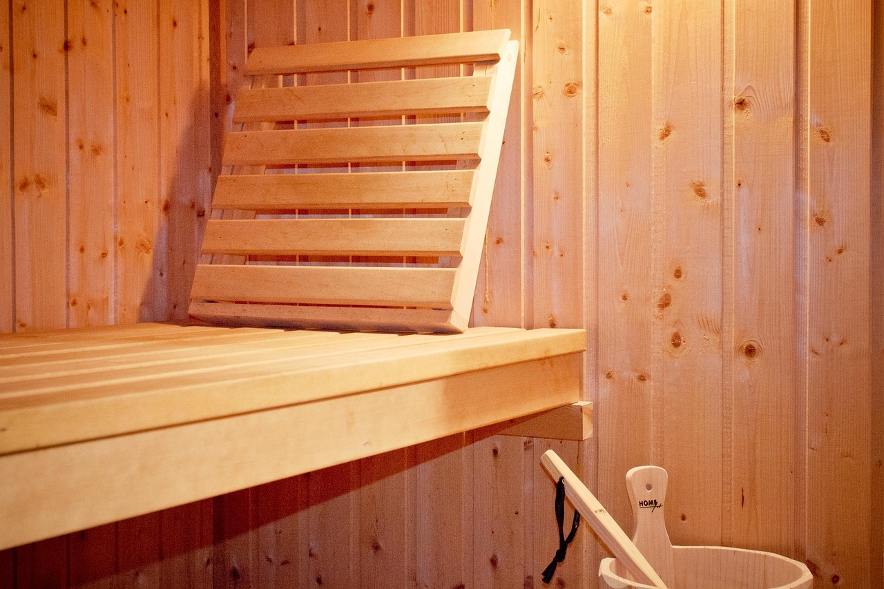 Buitensauna met glazen deur en houten afwerking