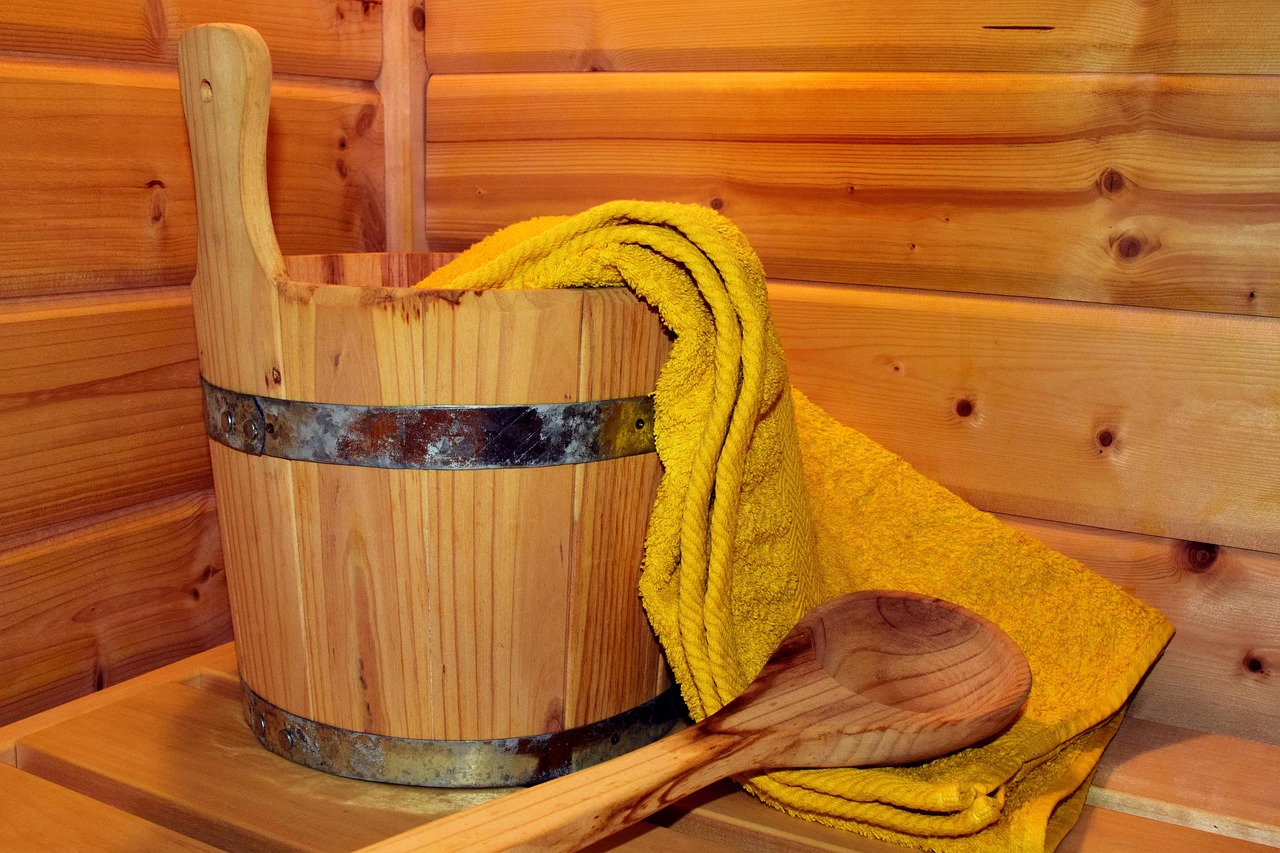 Compacte buitensauna met stoom en houten banken