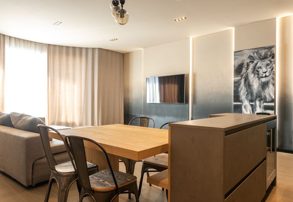 Trendy slaapkamer met industriële metalen wanddecoratie.