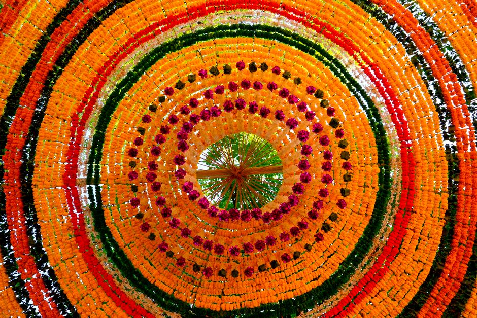 Mandala-geïnspireerde gordijnen met vloeiende lijnen.