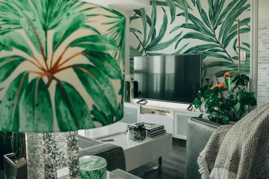 Gedurfde maximalistische herfstdecoratie met rijke texturen.