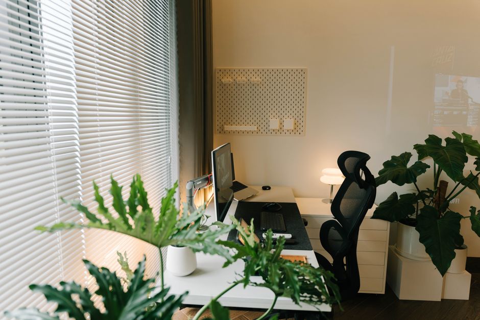 Meditatiehoek gevuld met kaarsen en planten.