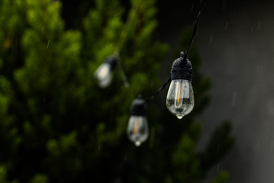Gezellige herfstterras setting met LED sfeerverlichting.