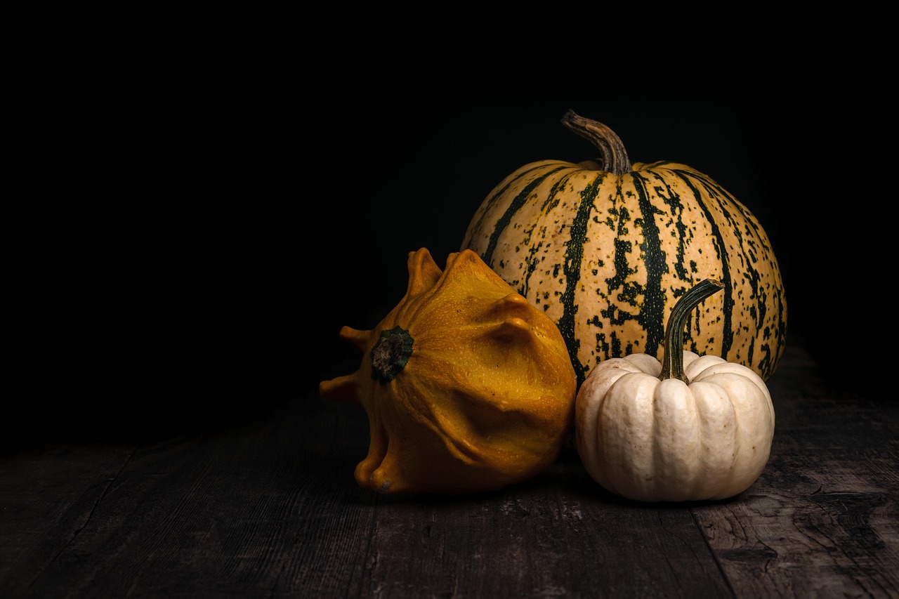 Hergebruik oud servies voor gelaagde herfsttafeldecoratie. Hergebruik oud servies voor gelaagde herfsttafeldecoratie.